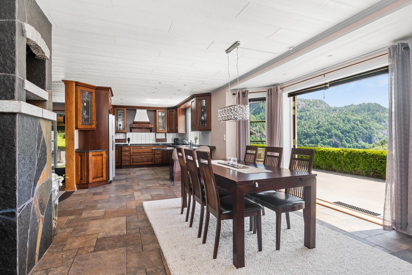 Spisestue med utgang til uteområdet. Galleribilde