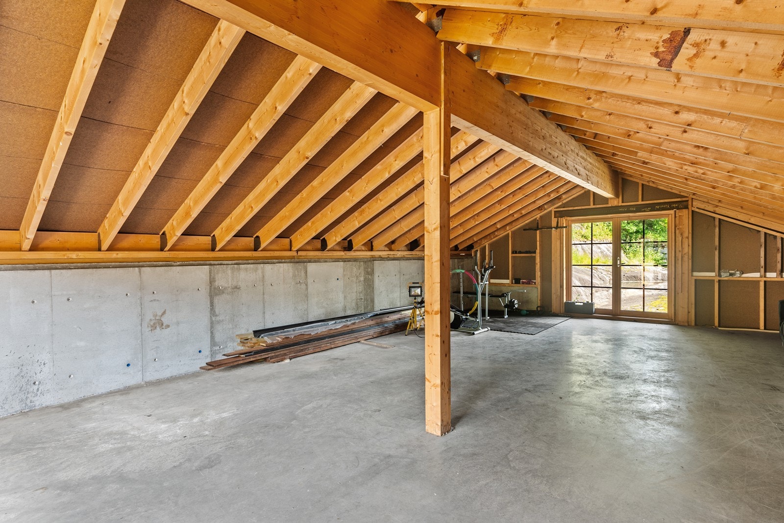 Uinnredet loftsetasje med utgang til uteområde. Galleribilde