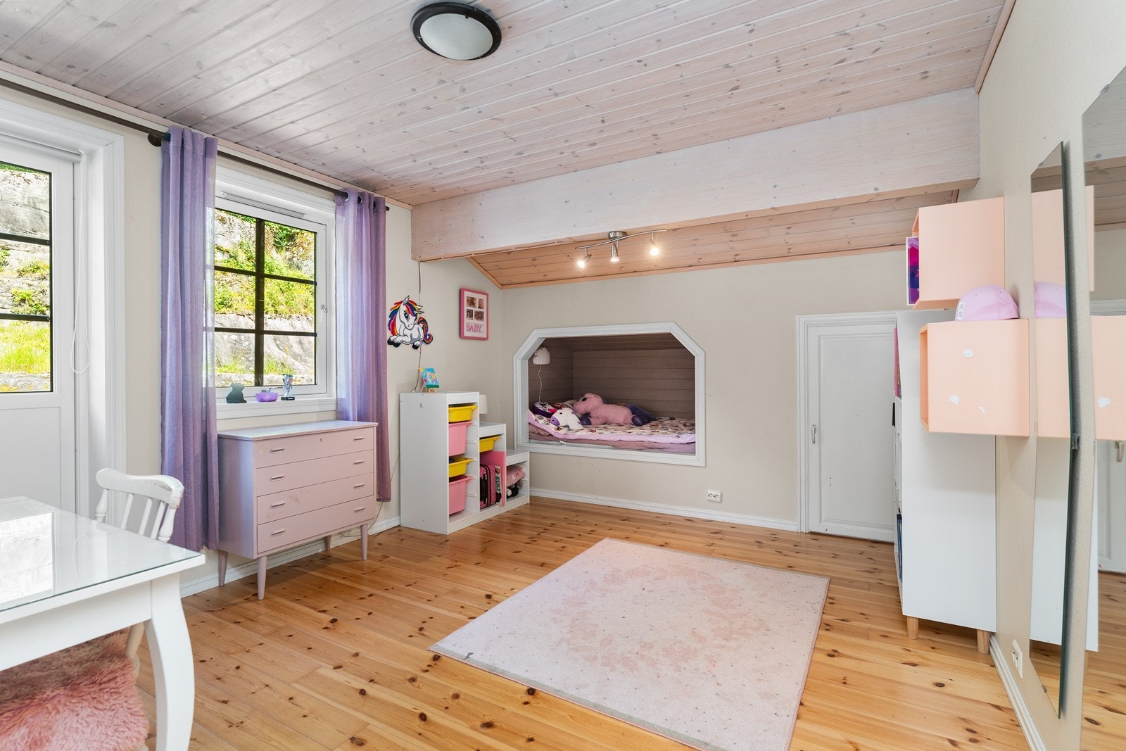 Soverom 2 med alkove og utgang til baksiden av boligen. Galleribilde