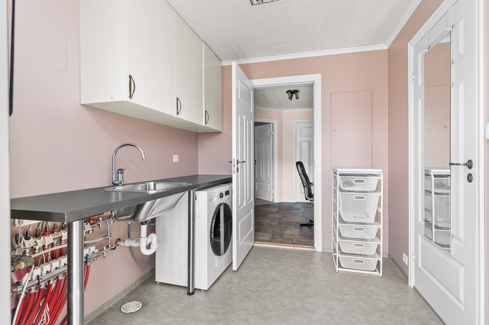 Vaskerom/ grovinngang med arbeidsbenk og overskap. Galleribilde