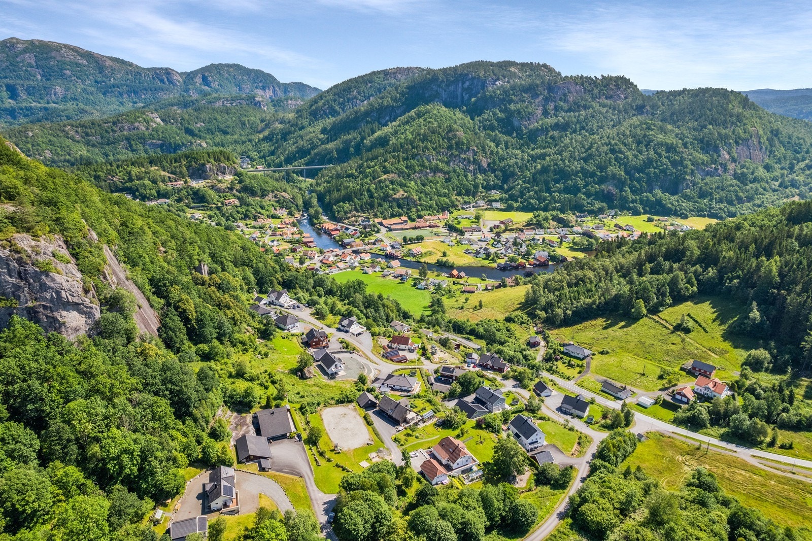 Kort avstand til butikk, skole og barnehage. Galleribilde