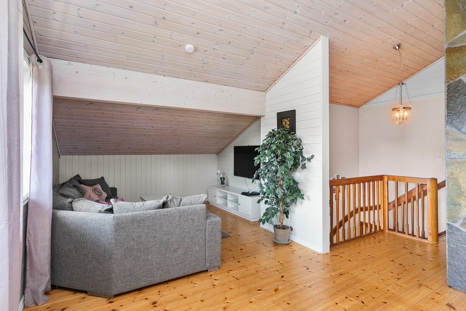 Romslig loftstue. Galleribilde