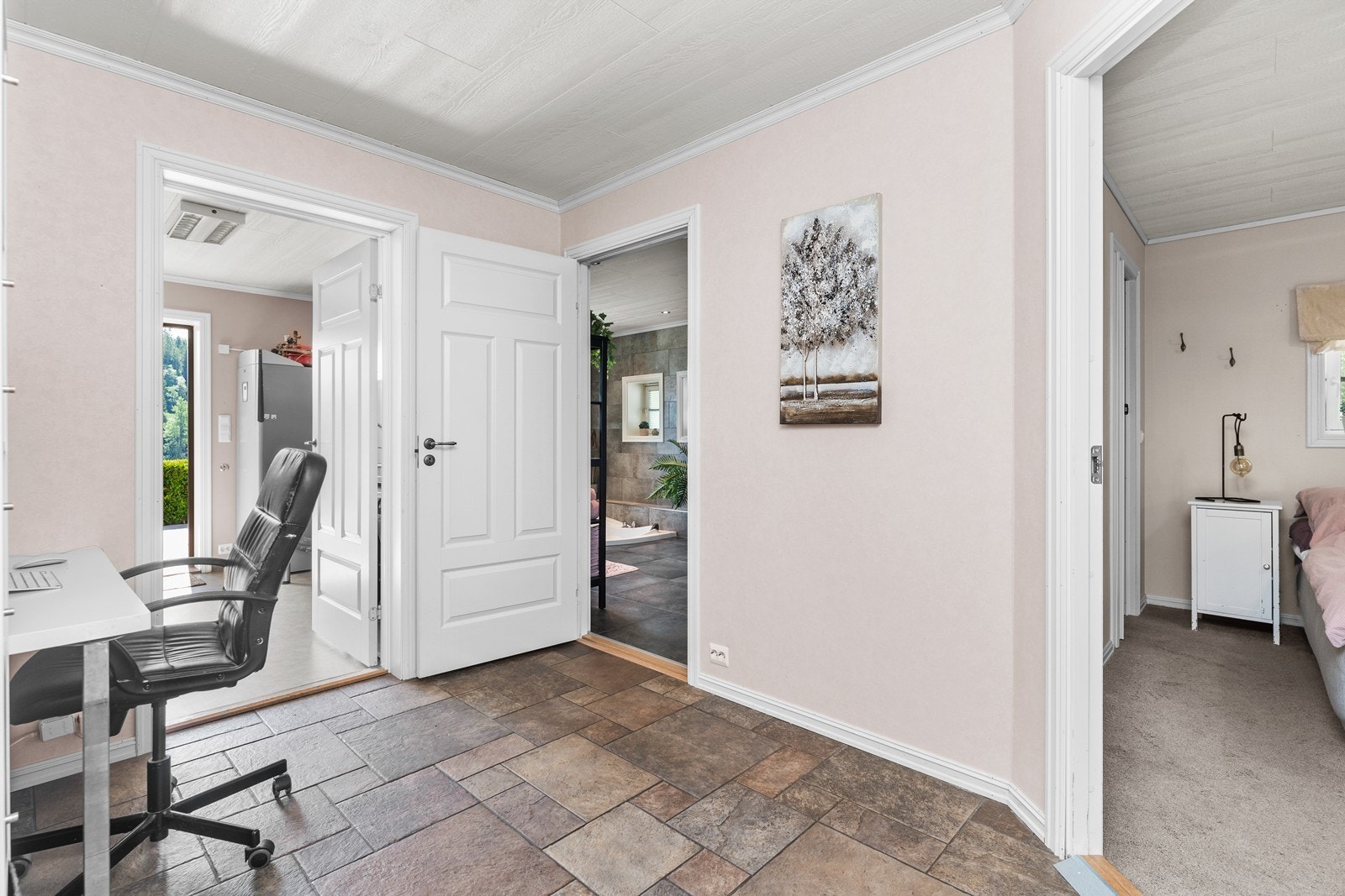 Gang mellom bad, soverom og vaskerom. Galleribilde