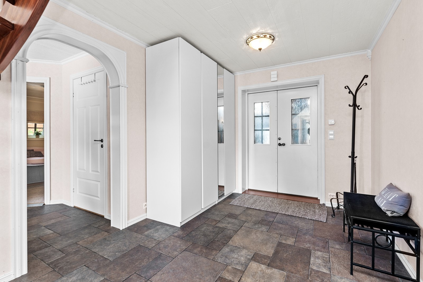 Stort inngangsparti med garderobeplass. Galleribilde