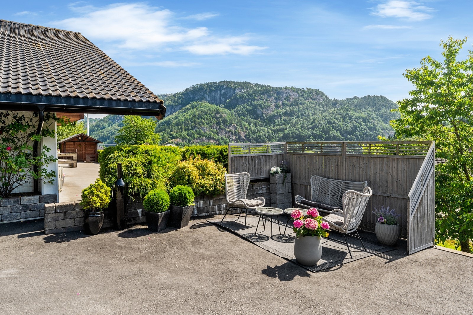 Mange fine uteplasser. Stort asfaltert gårdsrom. Galleribilde