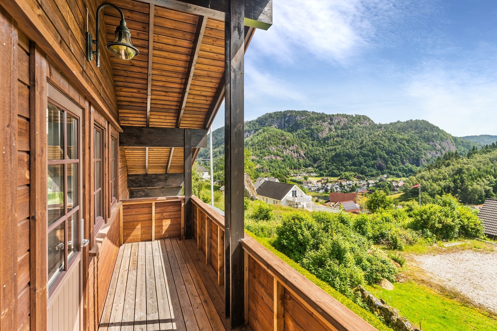 Utsikt ned til Feda fra balkongen. Galleribilde