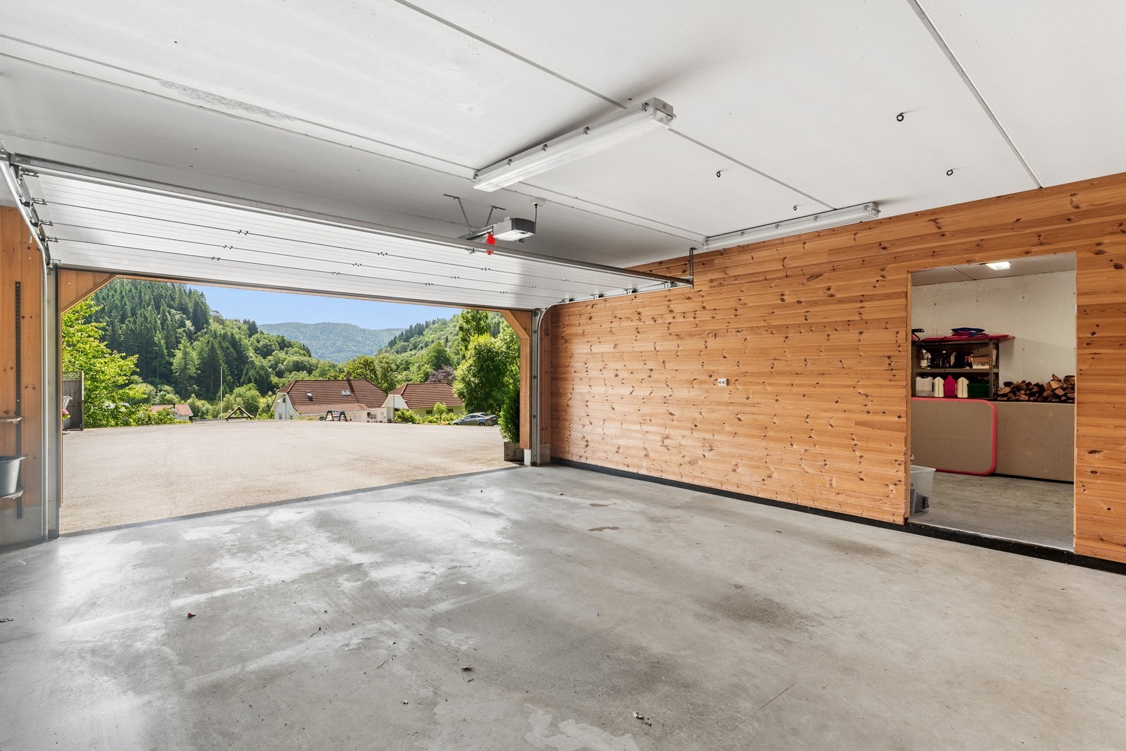 Fullisolert med elbil- lader. Galleribilde