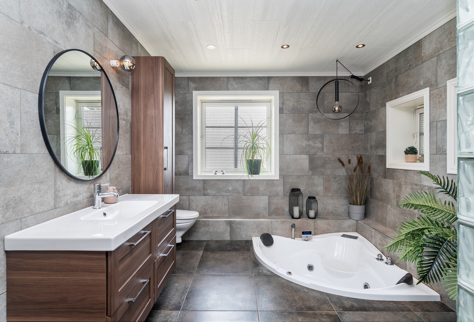 Flislagt bad med nedfelt boblebadekar Galleribilde