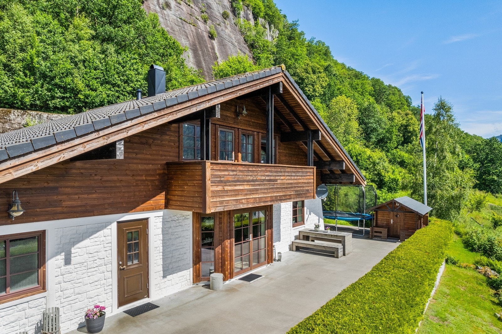 Boligen har godt takutstikk som beskytter fasaden. Galleribilde