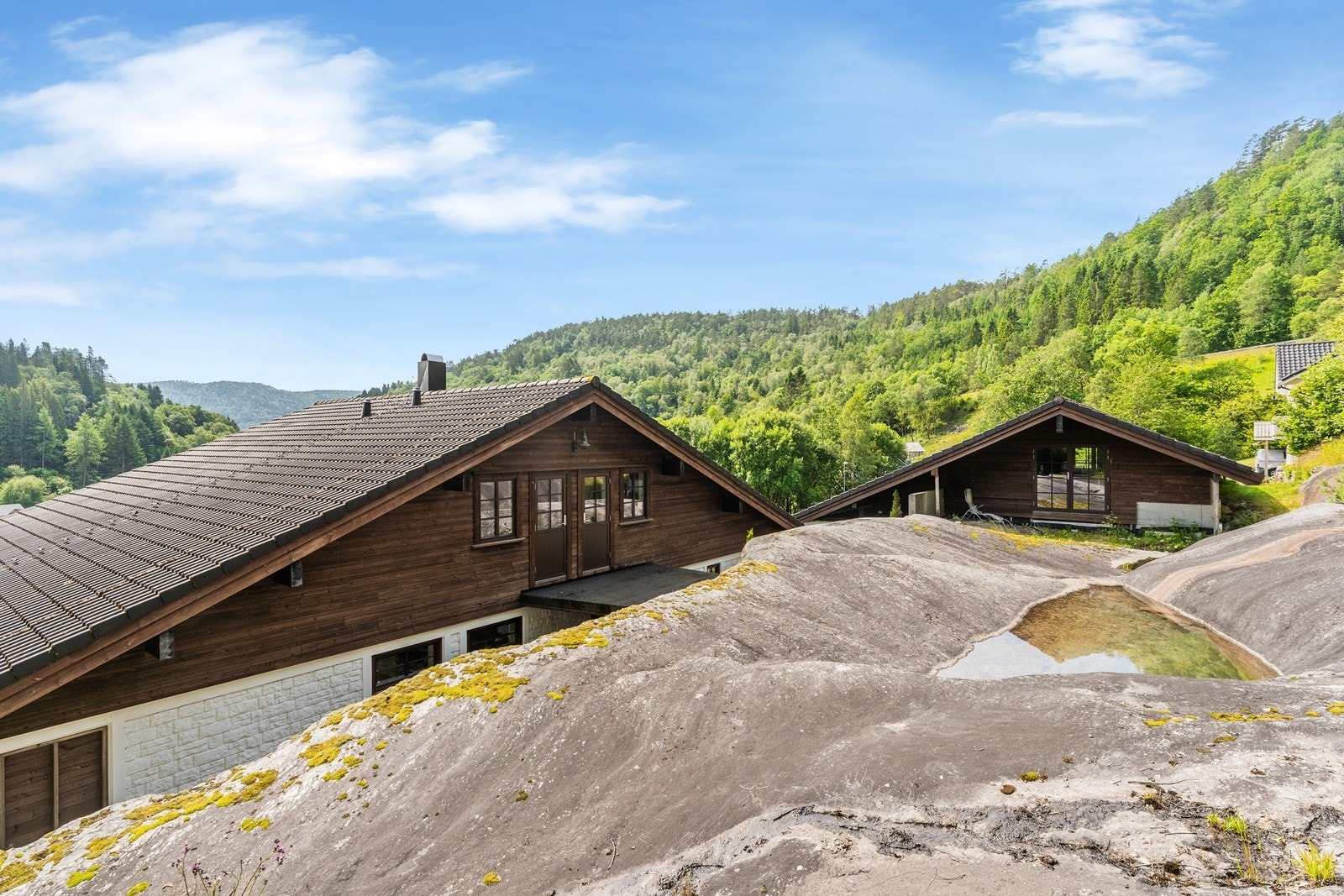 Nakne fjellpartier på baksiden av boligen. Her er mange muligheter. Galleribilde