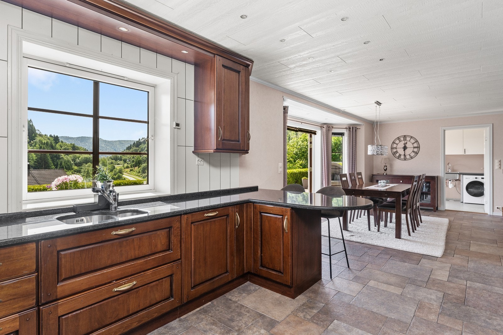 Kjøkken og spisestue. Galleribilde