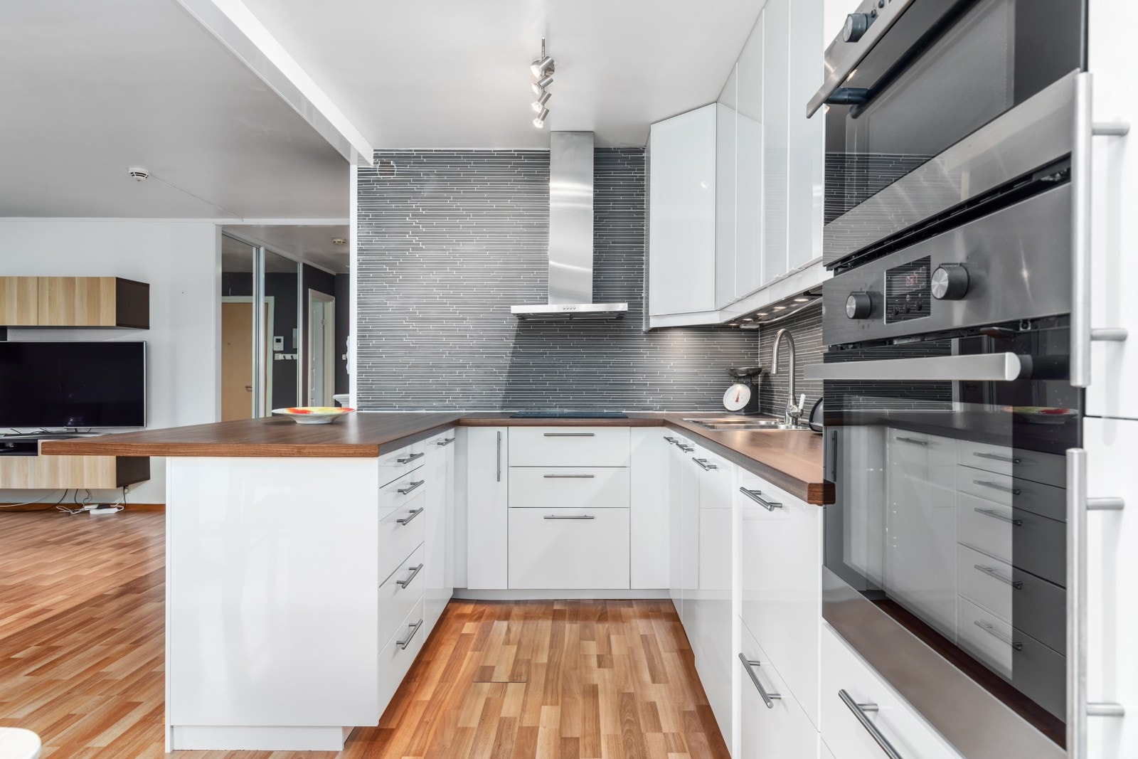 Kjøkkenet har rikelig med benk og skapplass. Galleribilde