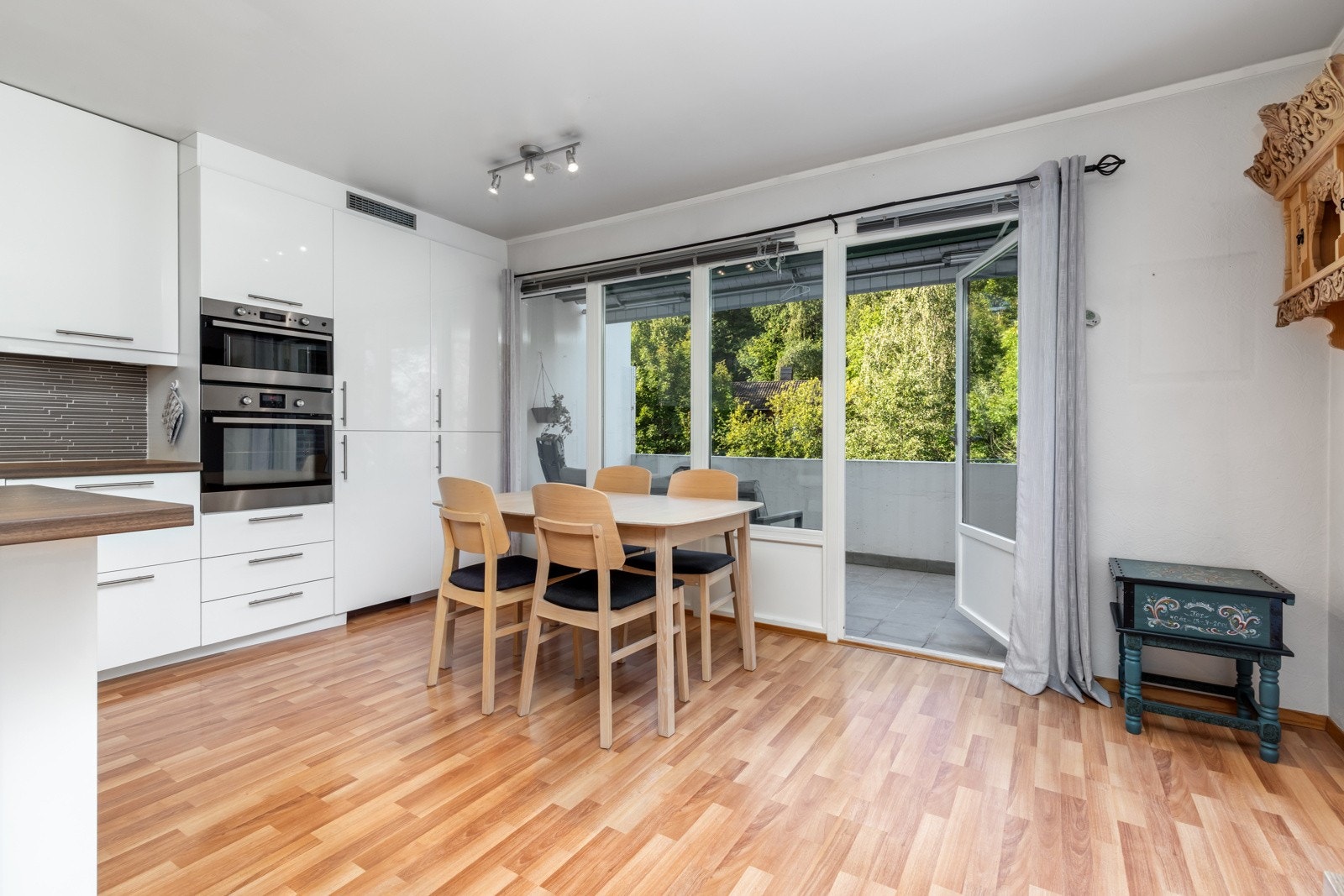 Stuen byr også på god plass til en trivelig spisegruppe, med adkomst til balkong. Galleribilde