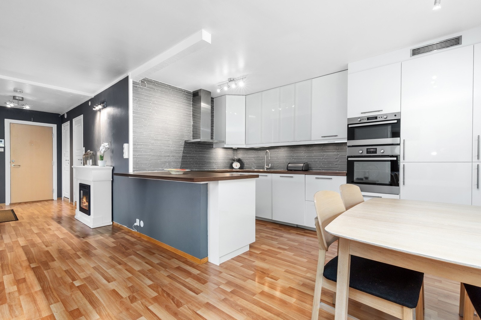 Den åpne stue/kjøkken løsningen gjør boligen svært praktisk. Galleribilde