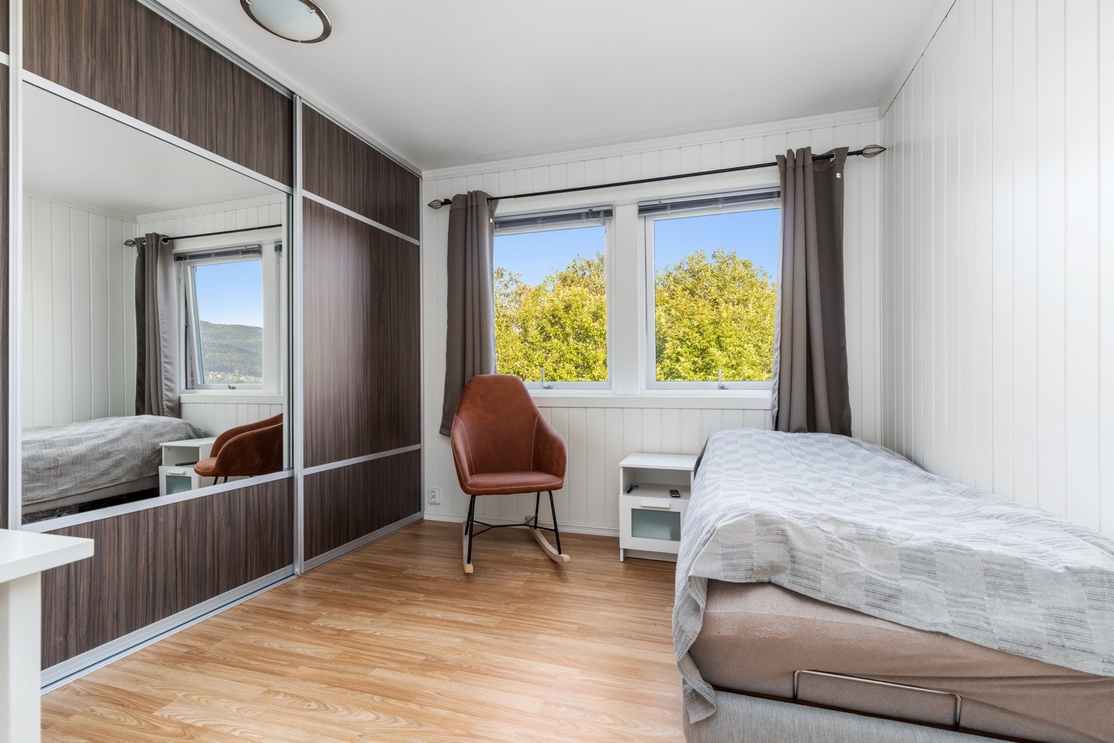 Rmmet har rikelig med oppbevaringsplass i romslig skyvedørs garderobe med delvis speilfront. Galleribilde