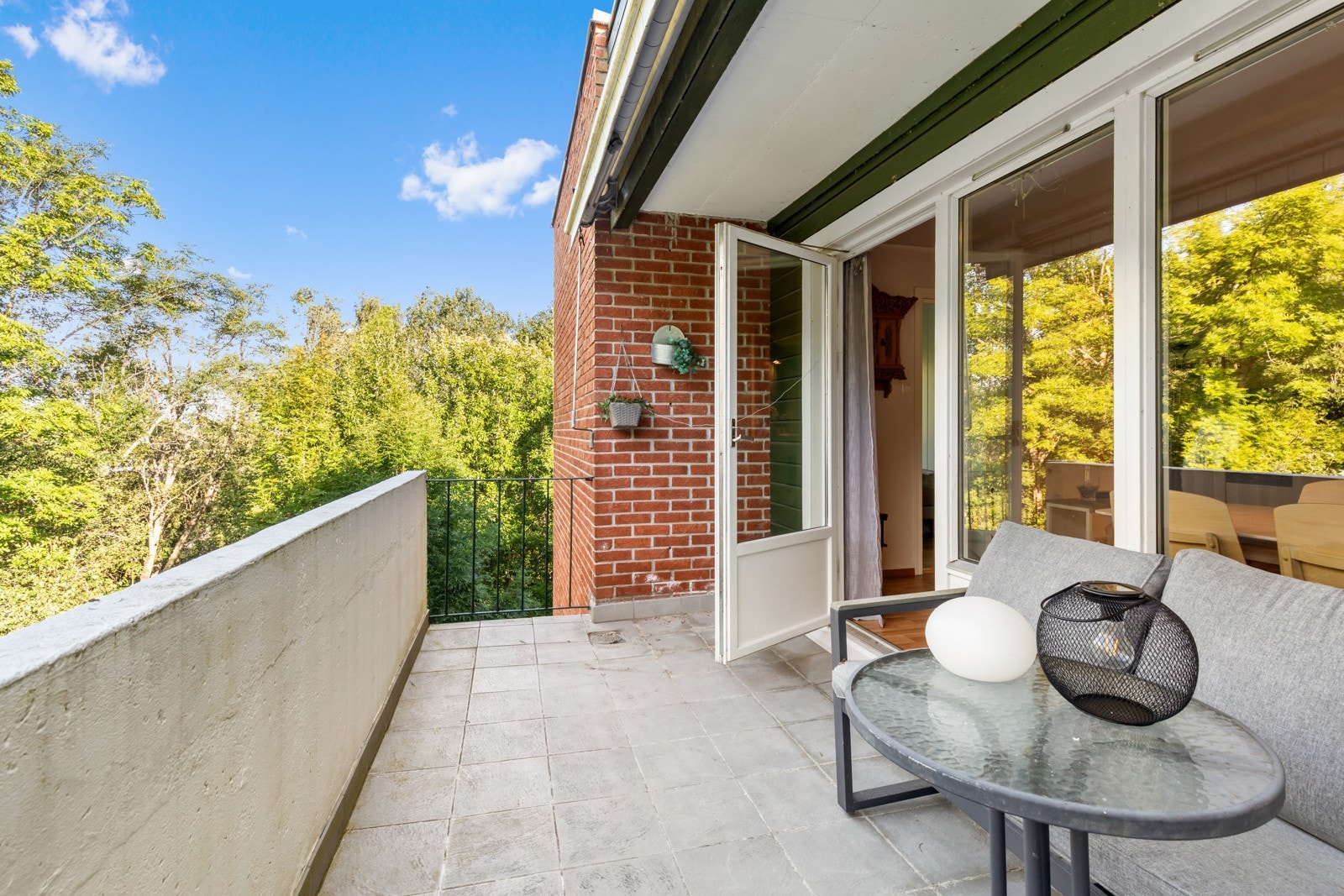 Balkongen har også plass til en hyggelig sittegruppe. Galleribilde