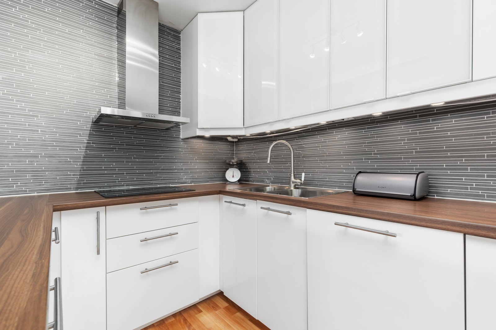 Det er Benkeplaten er av laminat og integrerte hvitevarer. Galleribilde