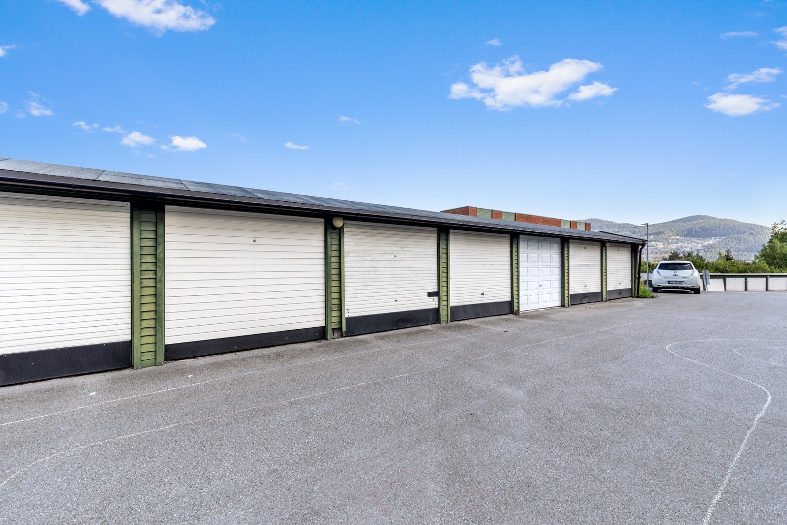 Med boligen medfølger det en biloppstillingsplass i garasjerekke. Velkommen til visning! Galleribilde