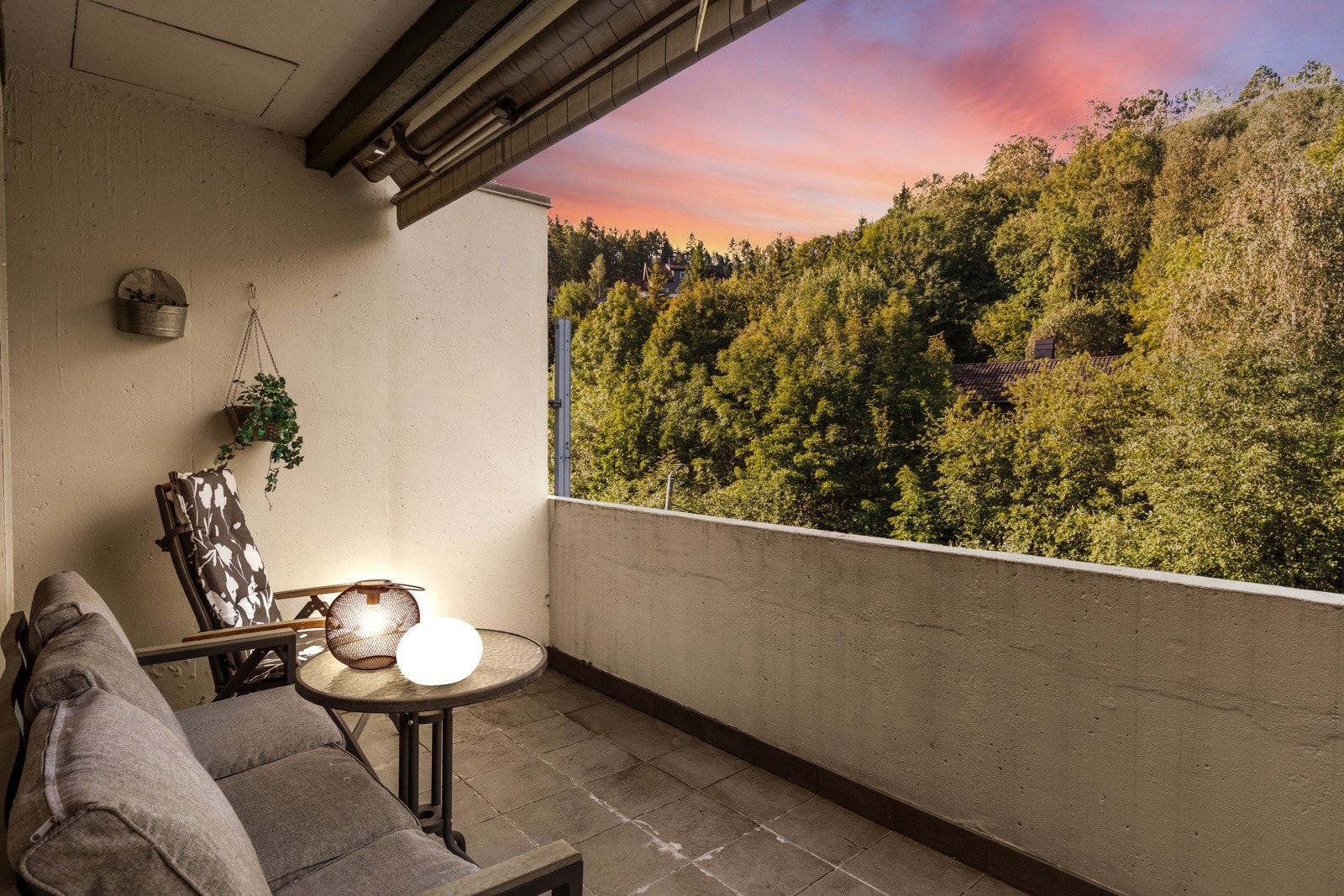 Her kan du nyte sene sommerkvelder.(Illustrerte kveldsbilder) Galleribilde