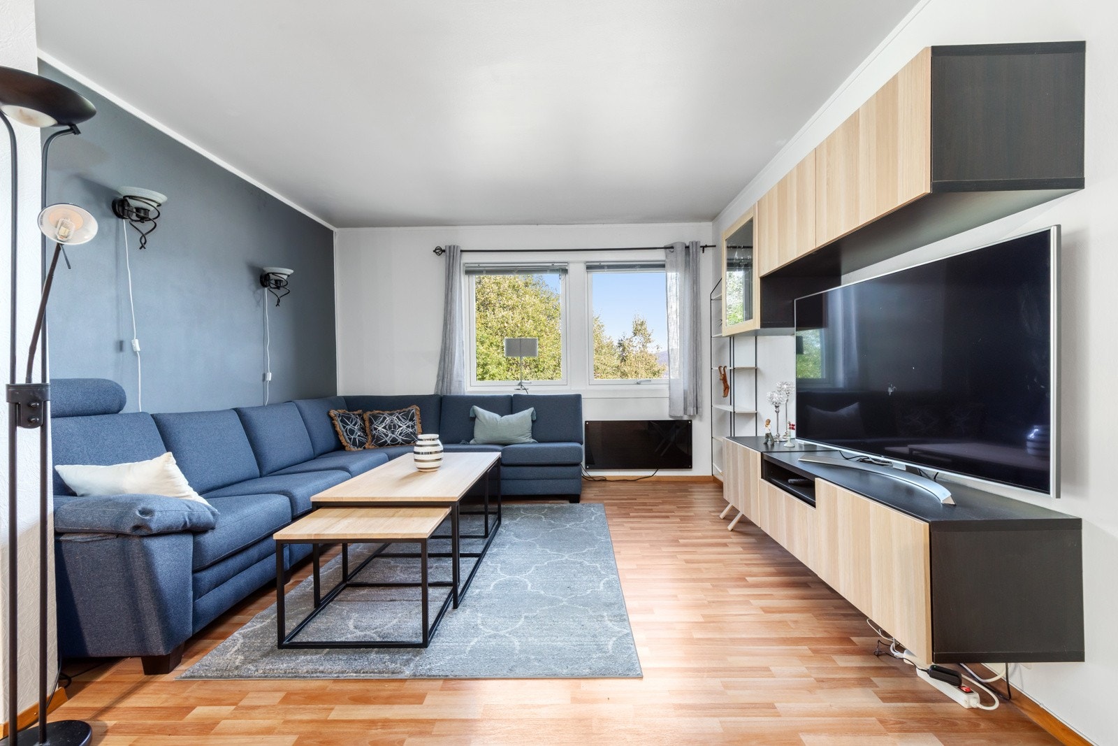 Stuen har god plass til en stor sofagruppe. Galleribilde