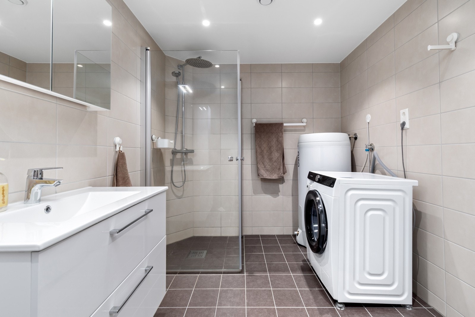 Badet er moderne med fliser i gulv. Galleribilde