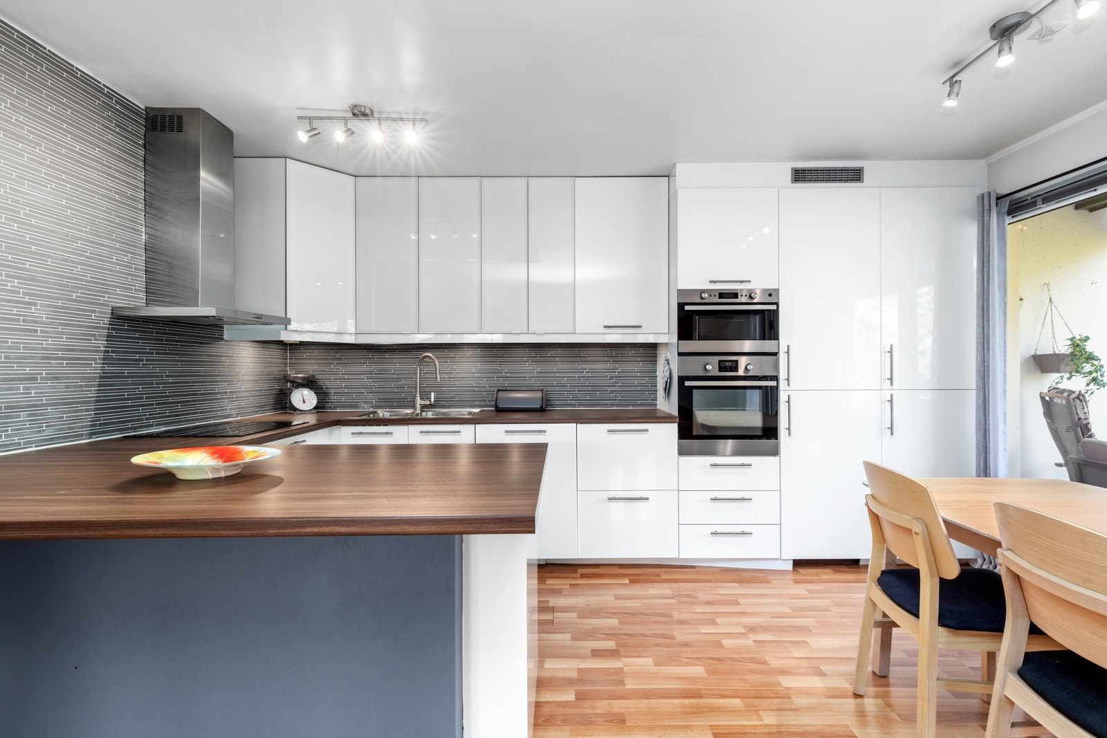 Kjøkkenet er moderne og har innredning med glatte fronter. Galleribilde