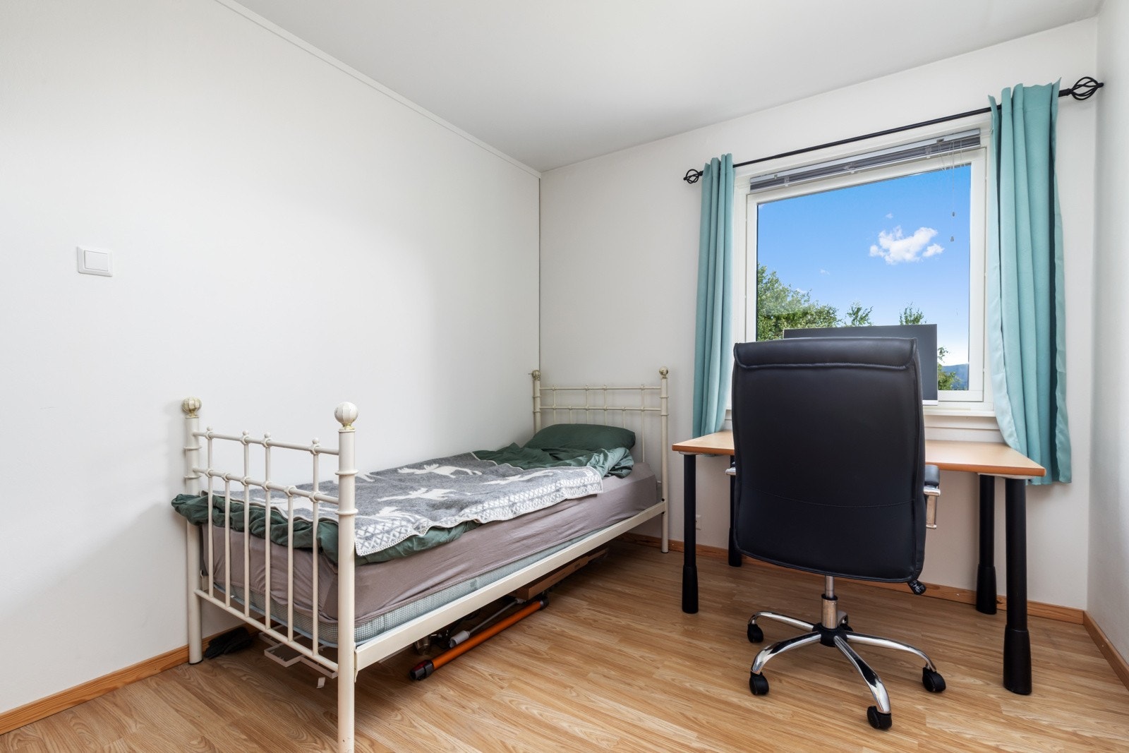 Boligens første soverom er lyst og pent. Galleribilde