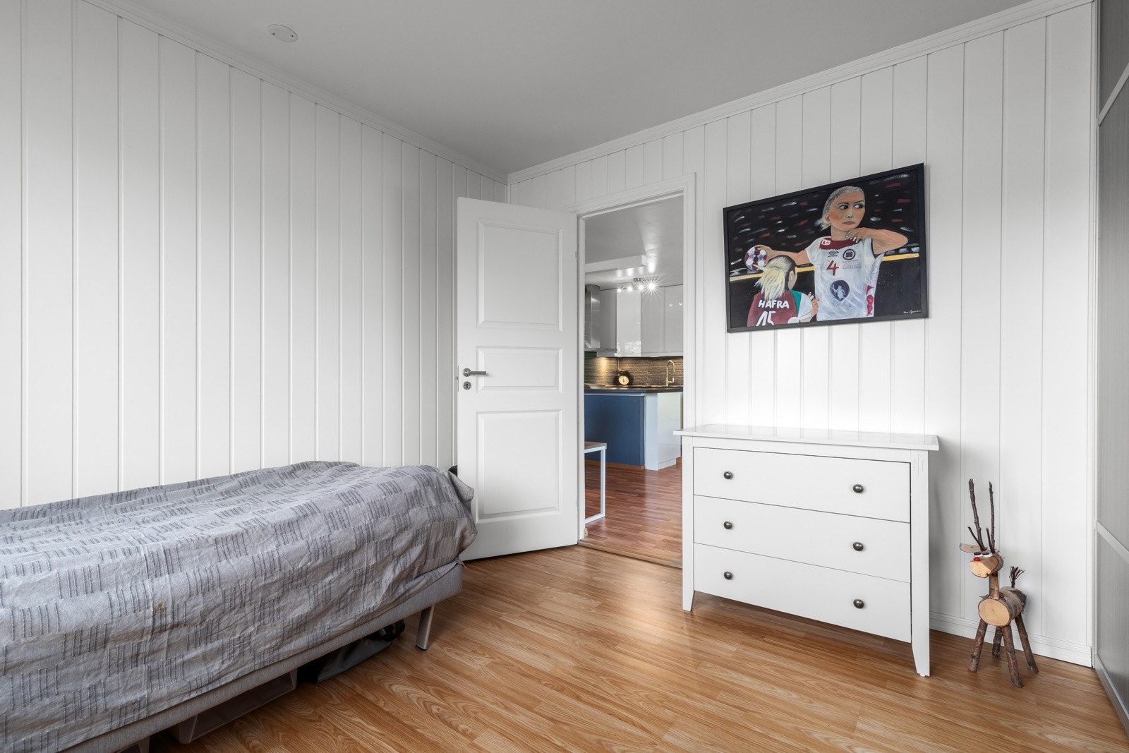 Soverommet er romslig og har god plass til dobbeltseng, nattbord og tilhørende møblement. Galleribilde