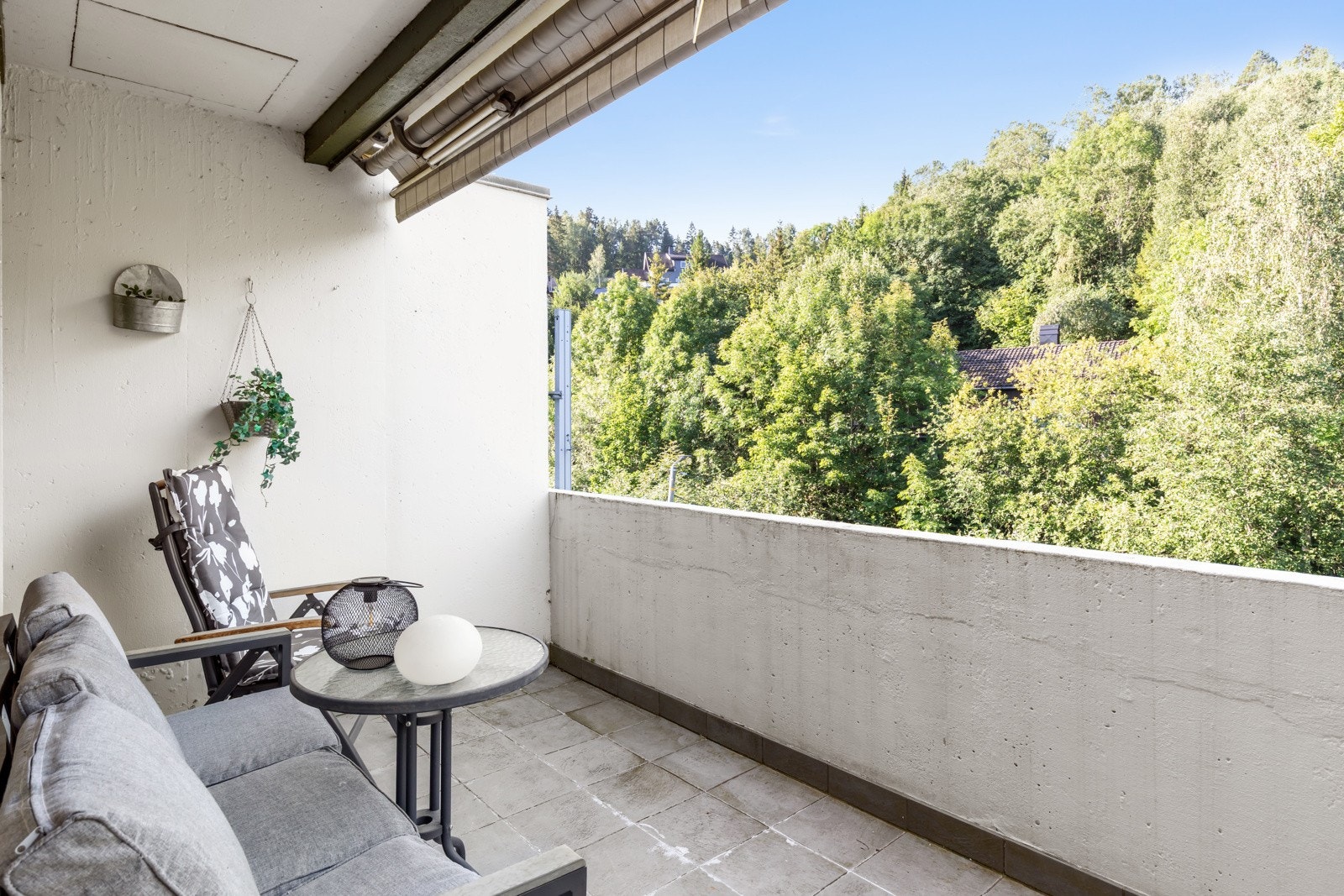 Balkongen er overbygd og er på ca 10kvm. Galleribilde