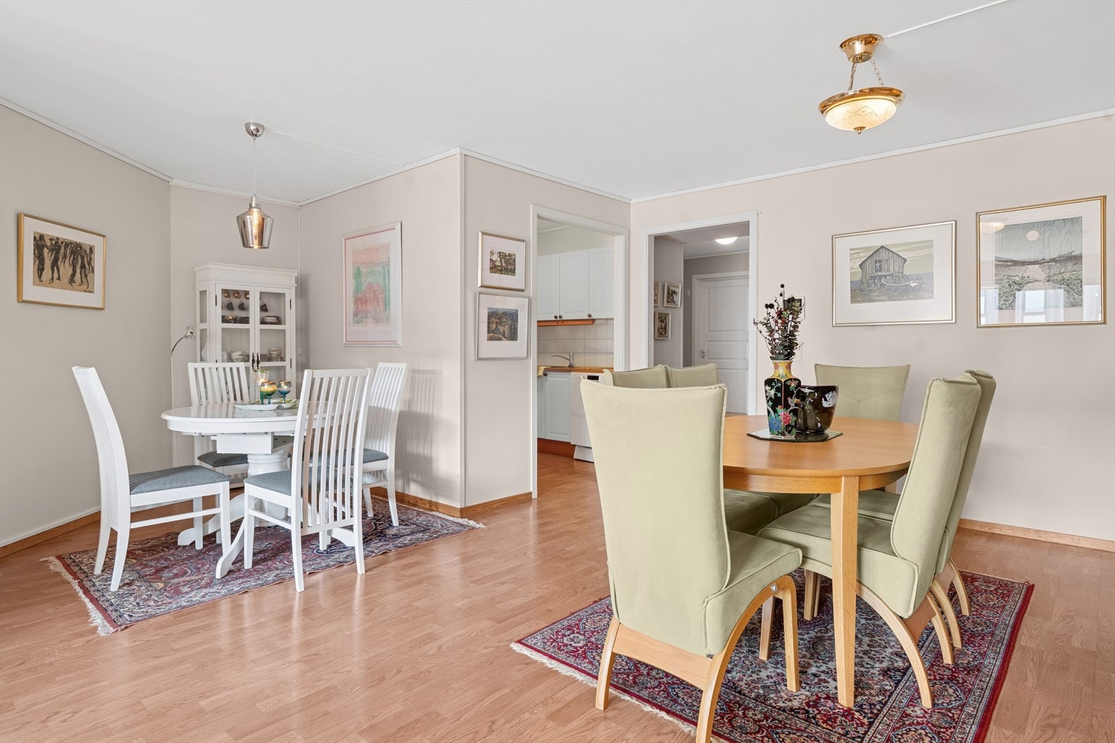 Stuen har god plass til møblering i ulike soner. Galleribilde