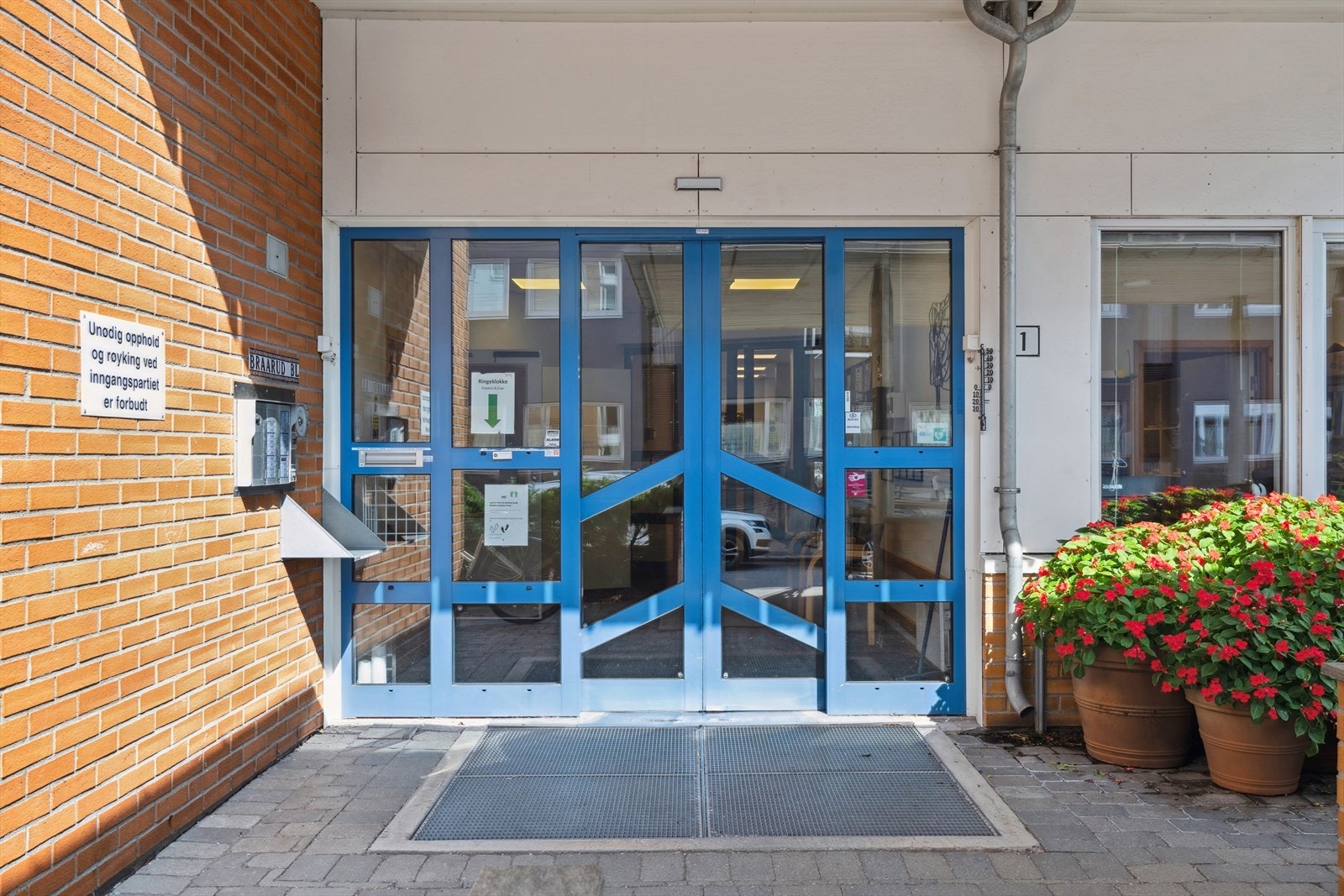 Felles inngang med callinganlegg opp til leilighetene og rett innenfor finner man heisen Galleribilde