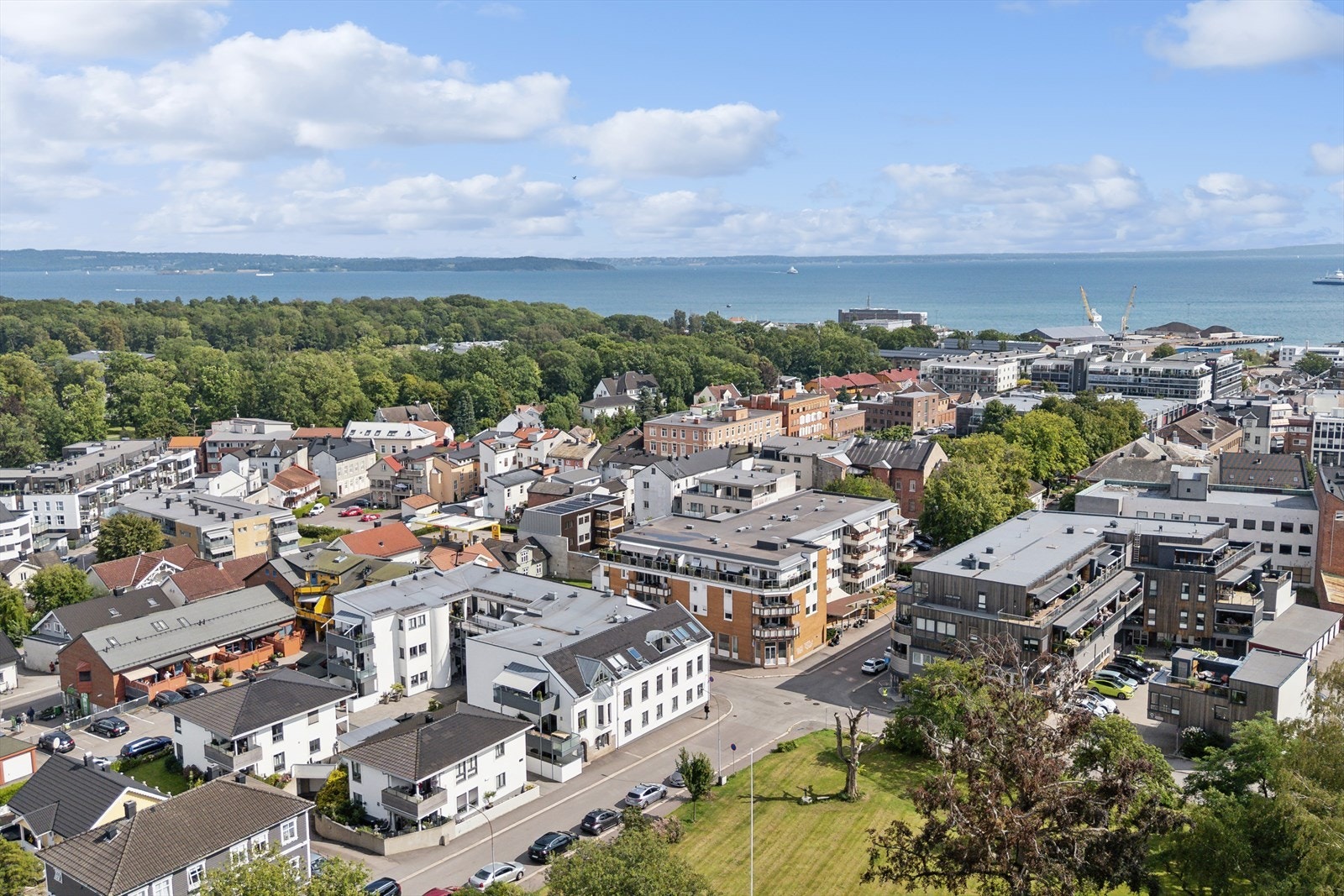 Fra leiligheten er det kort avstand til en rekke fasiliteter og transportmuligheter. Galleribilde