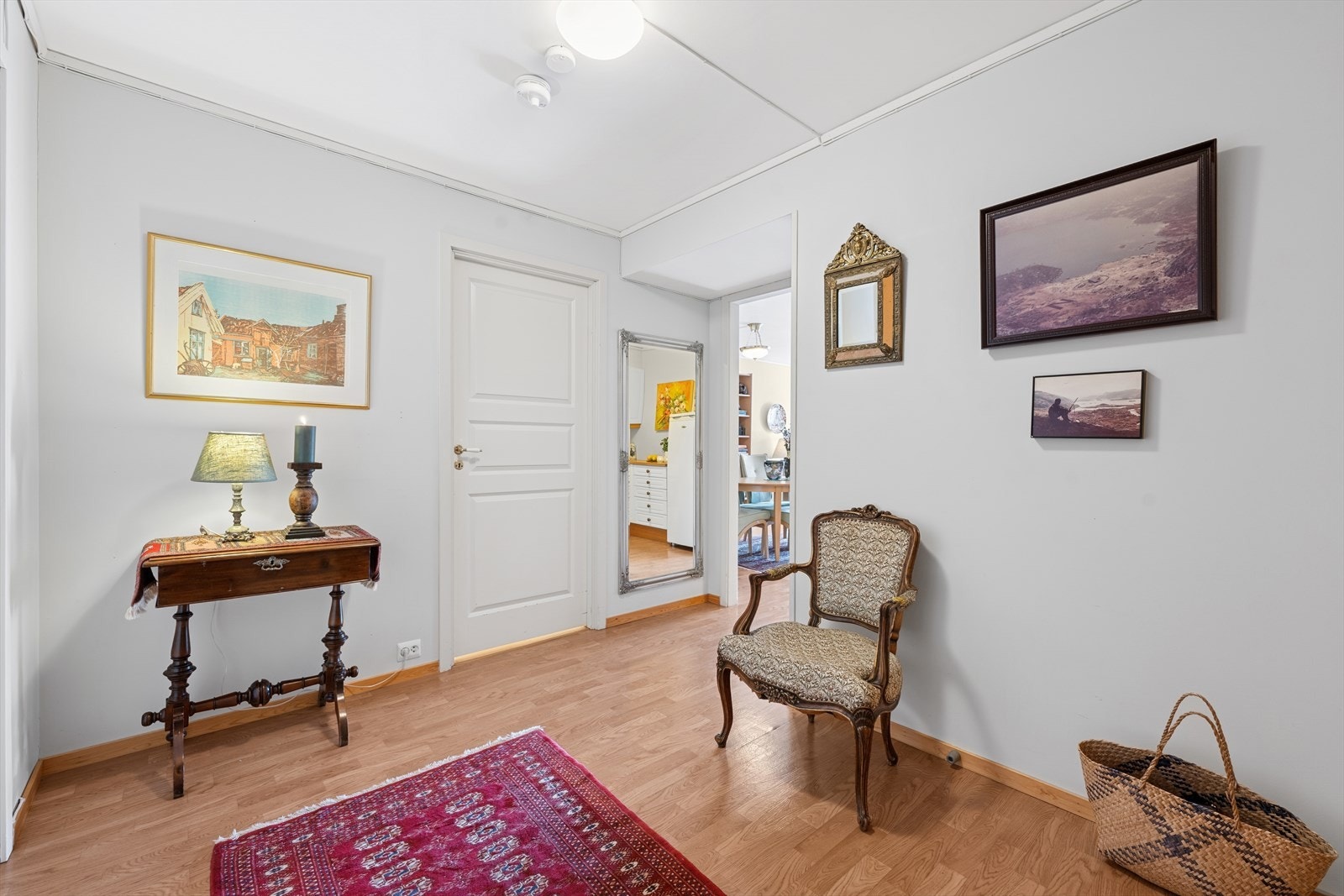 Lys og pen gang med plass til ulike møbler. Galleribilde