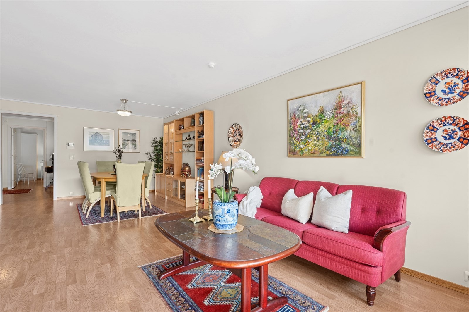 Stuen har god plass til både sofagruppe og spisestue. Galleribilde