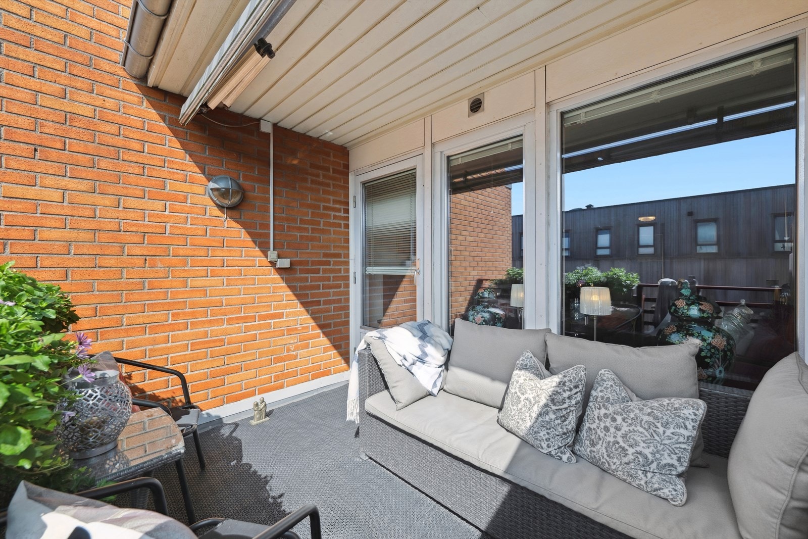 Lun og koselig uteplass med terrassemarkise. Galleribilde