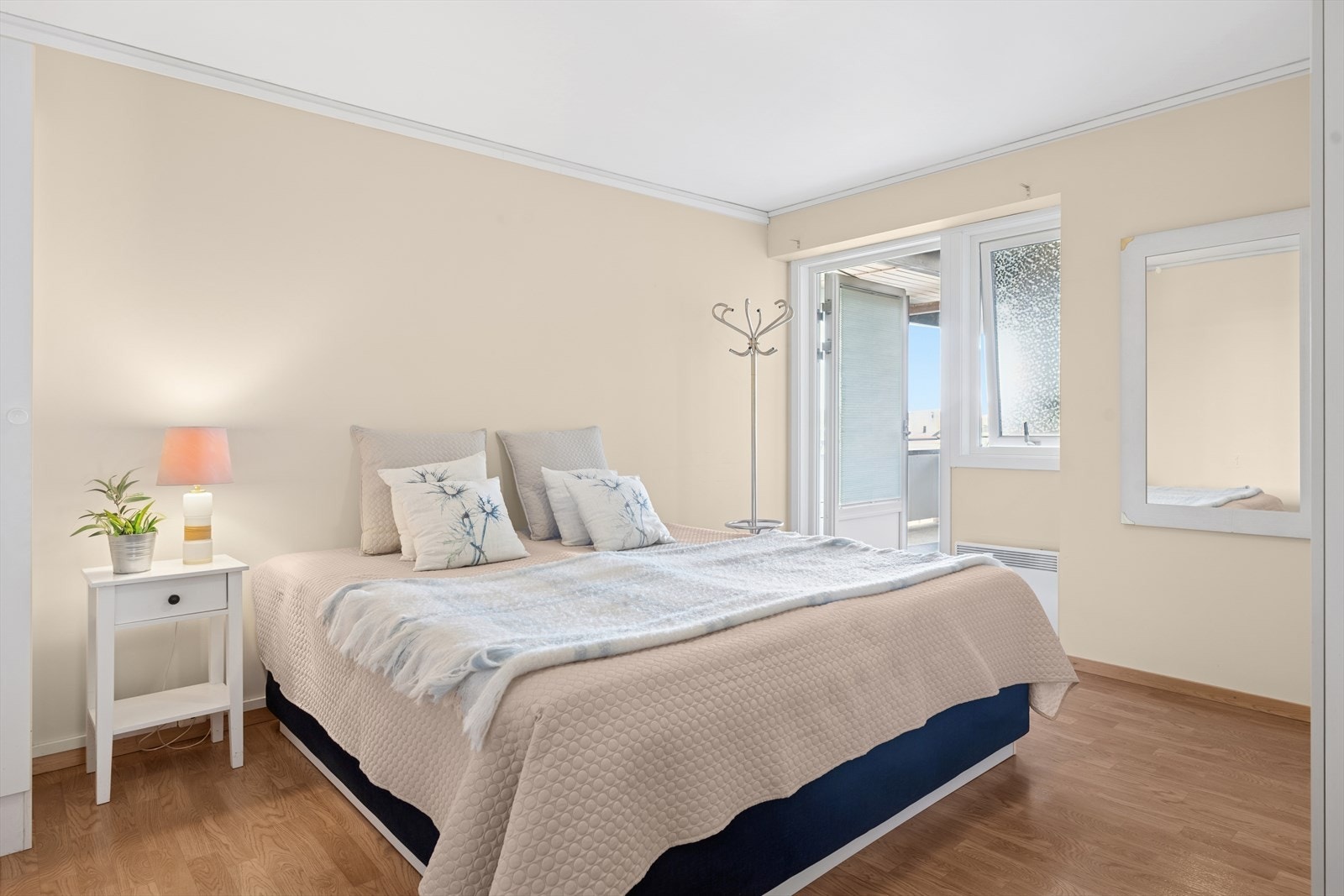 Soverommet er av god størrelse med plass til romslig seng Galleribilde