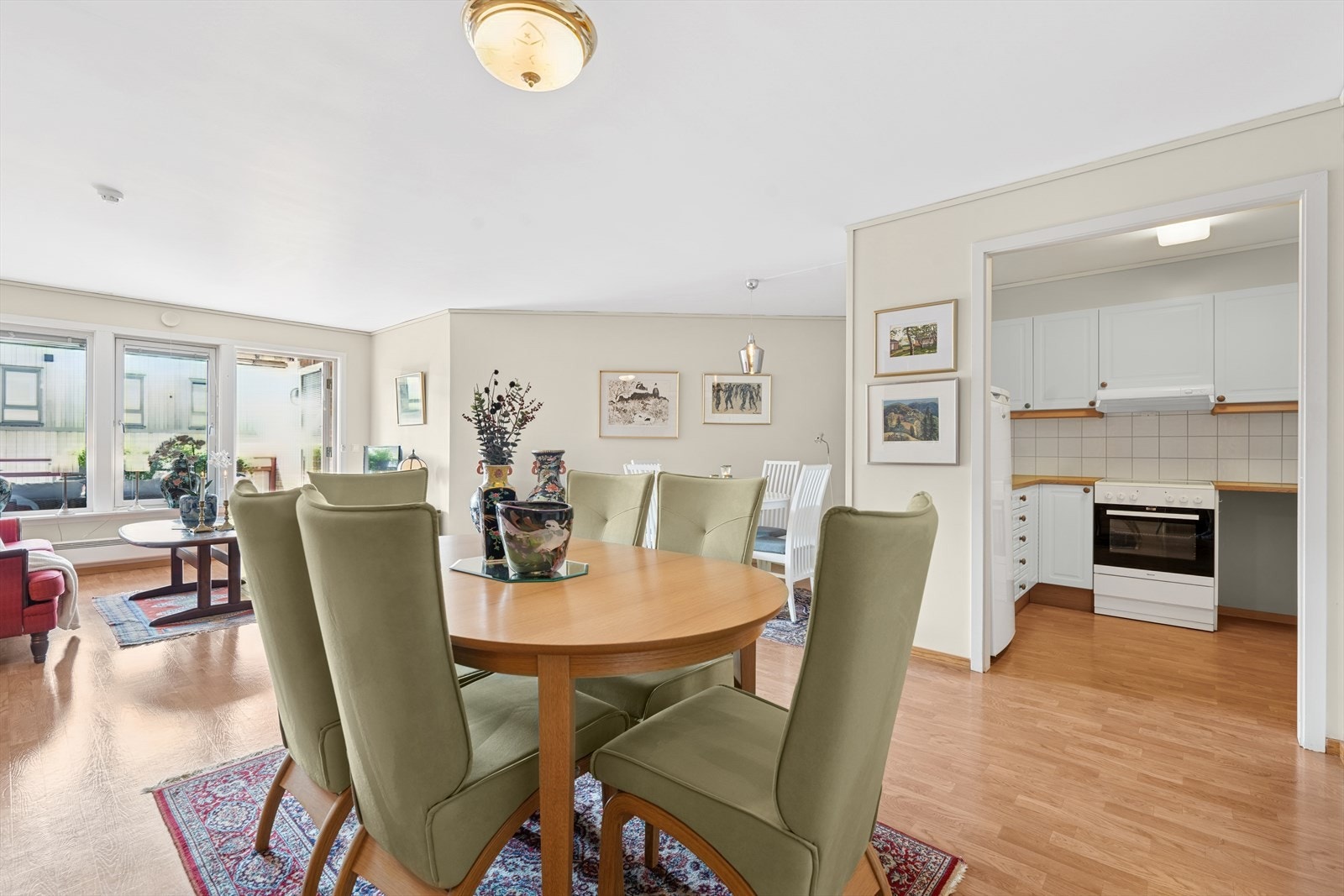 Det er fin sammenheng mellom stue og kjøkkendel. Galleribilde