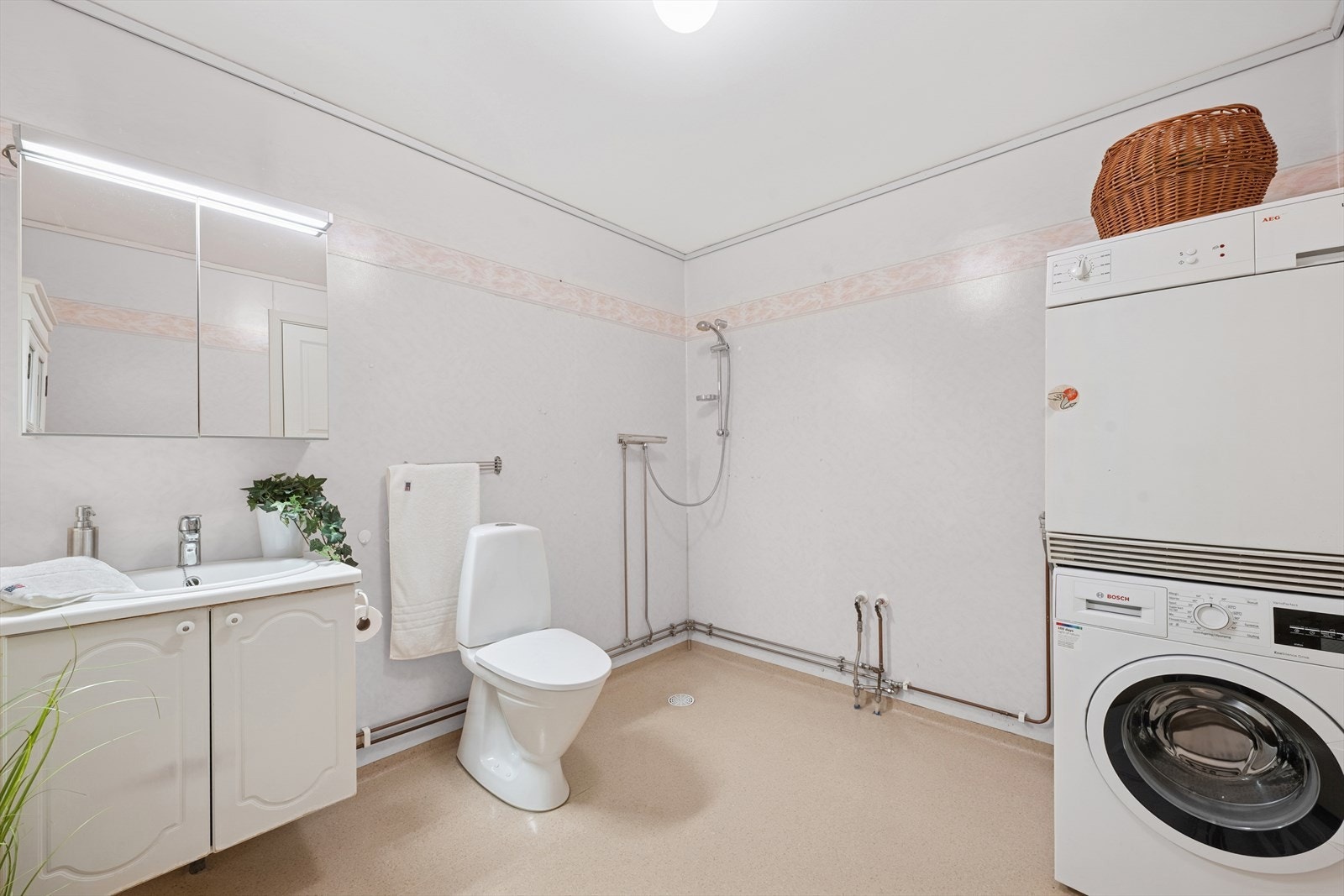 Baderommet har belegg på gulvet og våtromstapet på veggene. Varmekabler i gulv. Galleribilde