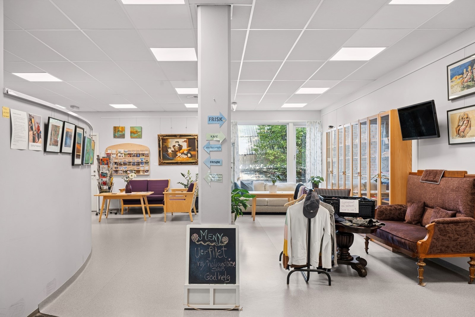 Nede i 1.etasje finner man aktivitetssenteret med Frisk, Kafé, fotterapeut og frisør mm. Galleribilde
