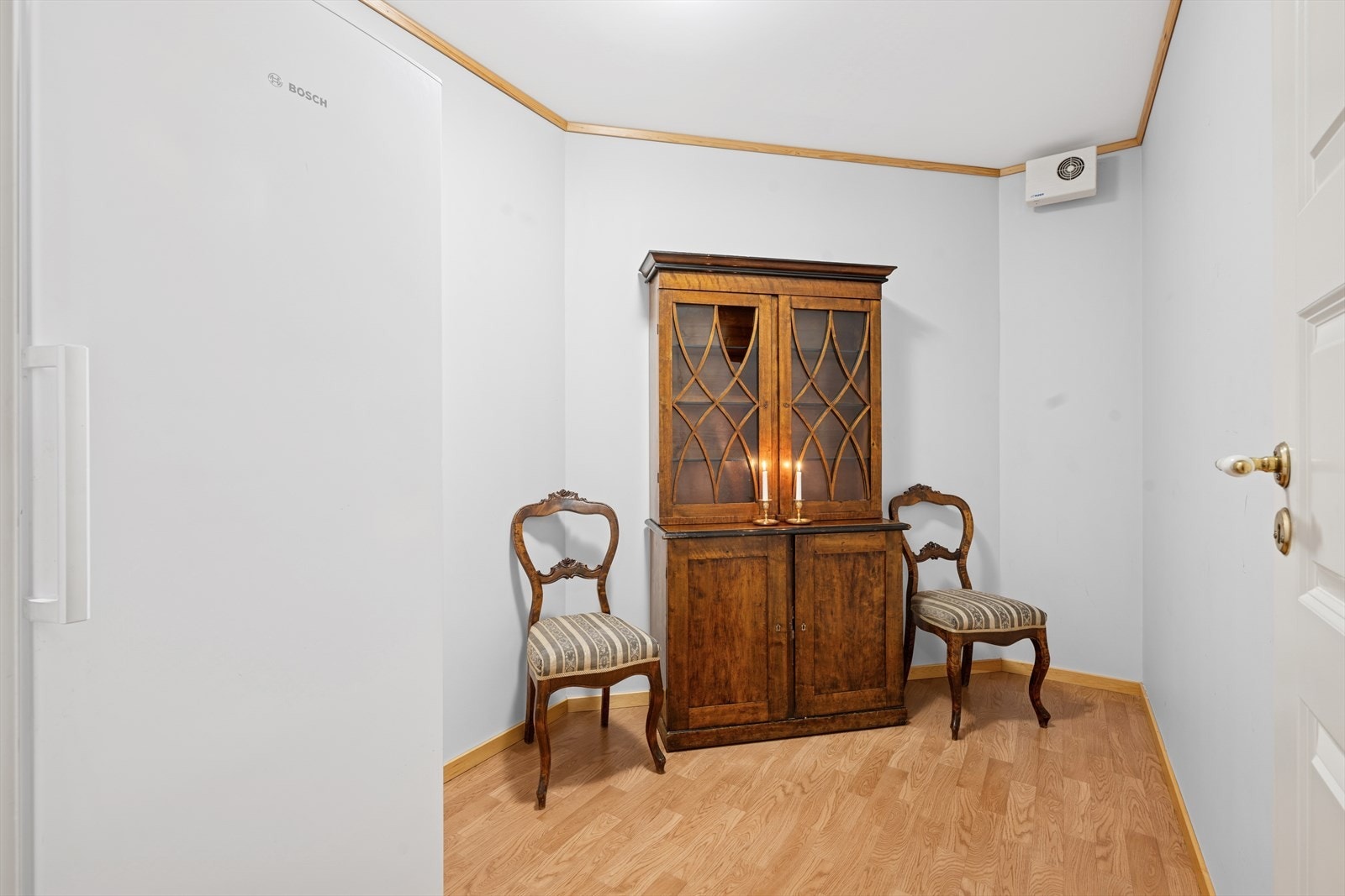 Romslig bod evt. lite kontor rett ved inngangen. Galleribilde