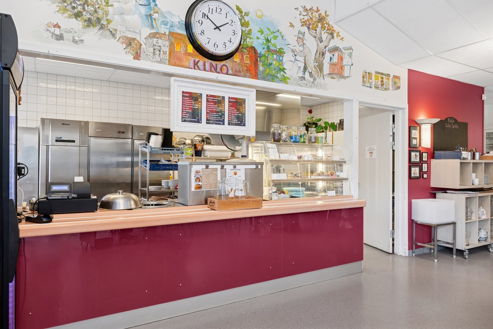 Her kan du ta heisen ned i kaféen og kjøpe deg lunsj eller middag om ønskelig. Galleribilde