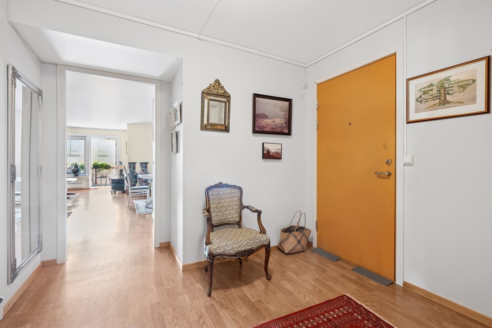 Leiligheten er lys og trivelig med slette malte vegger og belegg på gulvene. Galleribilde