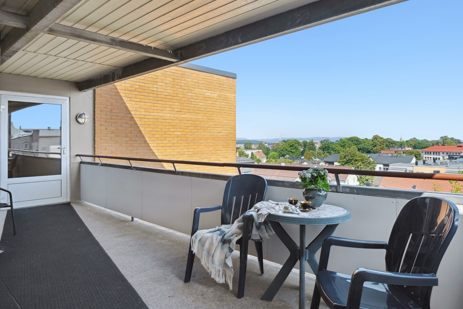 Svalgang med uteplass. Galleribilde