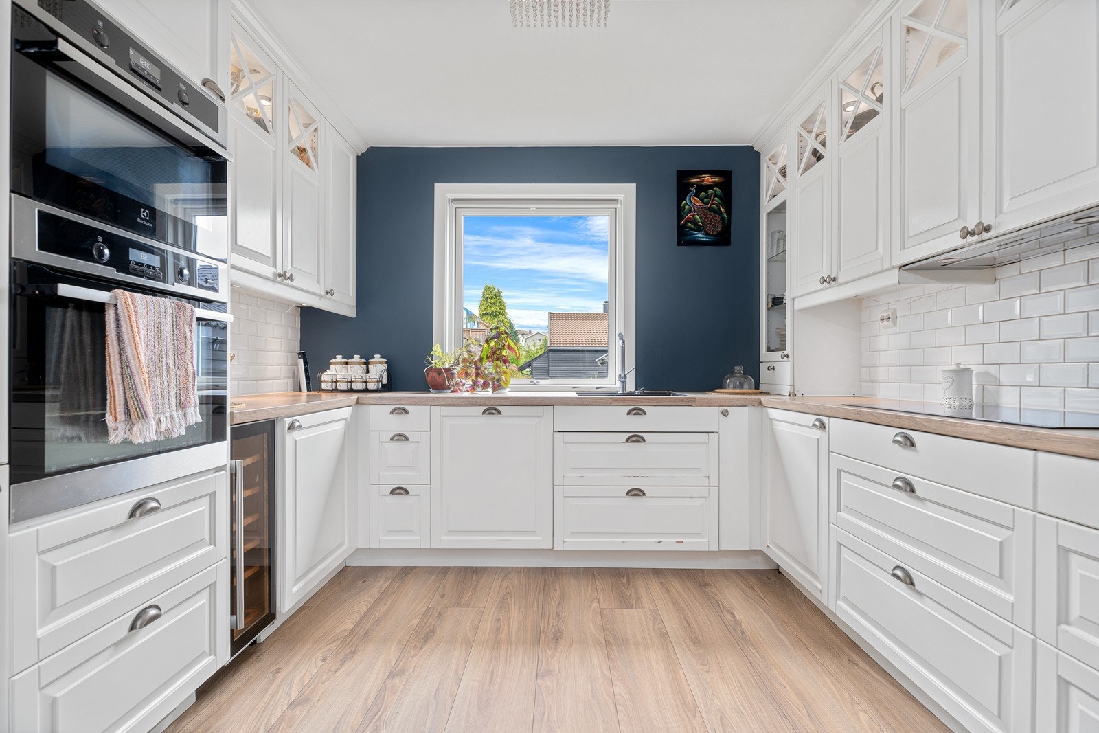 Flott kjøkken med profilerte fronter og gode oppbevaringsmuligheter i både skuffer og skap Galleribilde