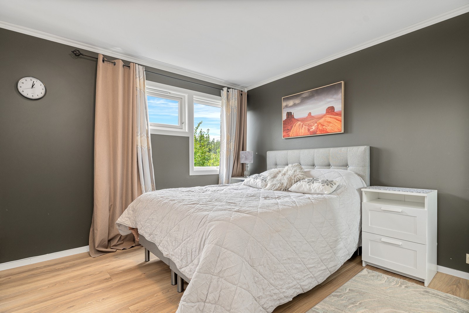 Soverom 1: Romslig soverom med god plass til dobbeltseng og annet ønskelig møblement. Egen adkomst til wc og garderobe Galleribilde