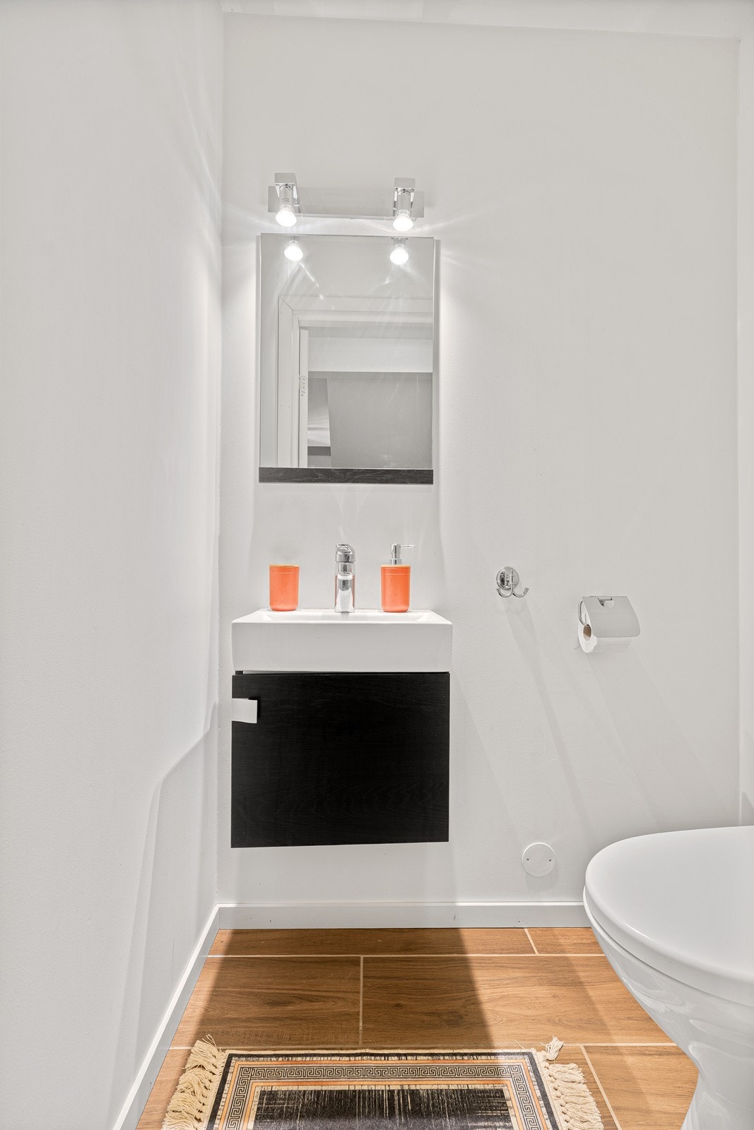 Praktisk wc innredet med toalett og servant Galleribilde