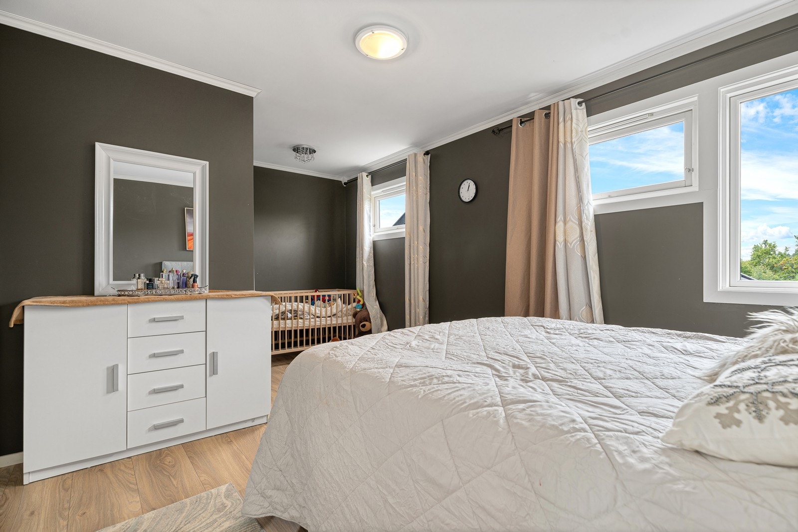 Soverom 2: Romslig og lyst soverom med plass til dobbeltseng, garderobemøblement, m.m. Galleribilde