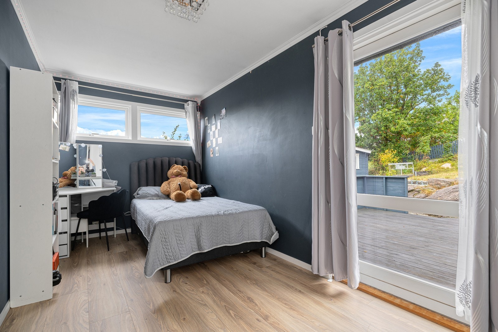 Soverom 3: Romslig soverom med egen adkomst til koselig terrasse Galleribilde