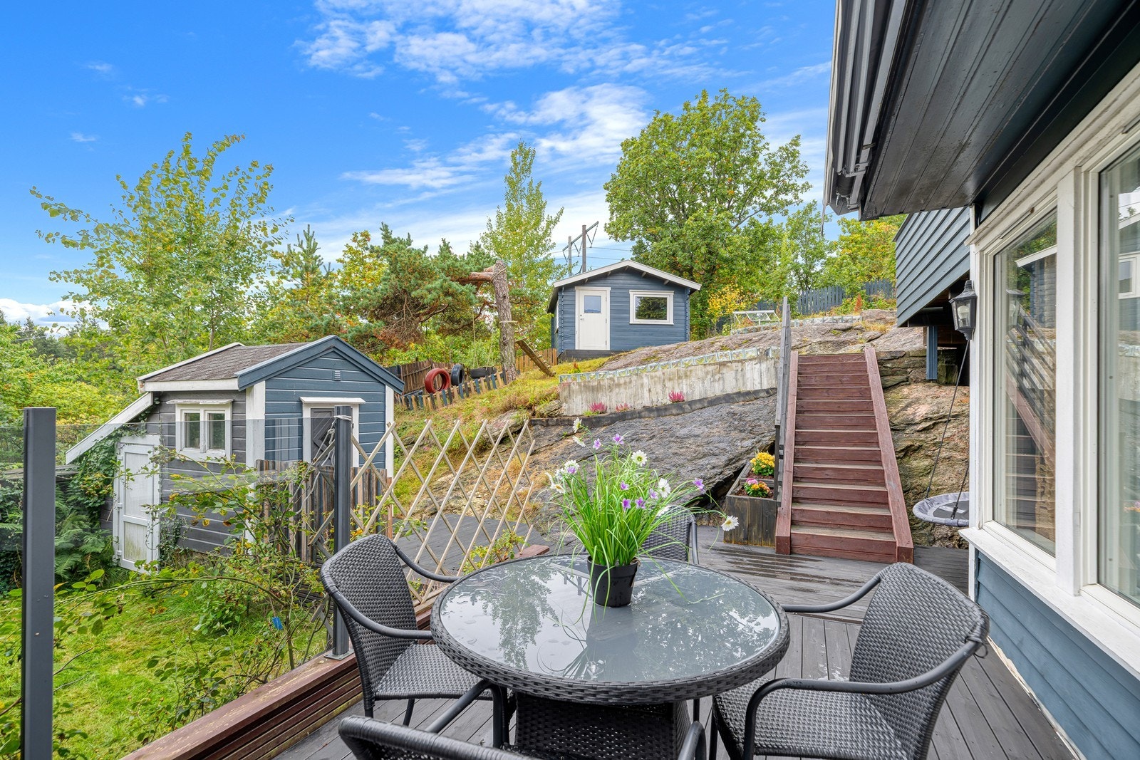 Grønt og frodig uteområde - her kan man enkelt innrede med ulike sittegrupper, beplantning, grill, m.m. Galleribilde