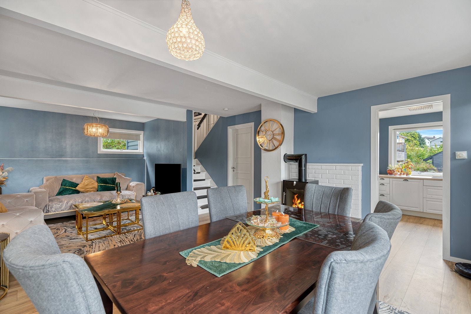 Fra spisegruppen er det videre adkomst til kjøkkenet Galleribilde